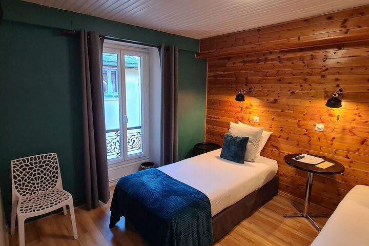 Room 17 of 28