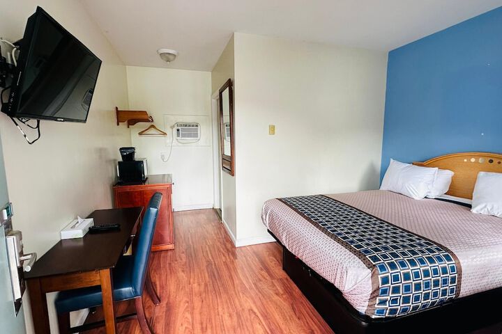 1 Queen Bed (24 of 24)