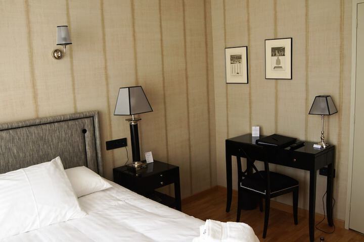 Room 93 of 103