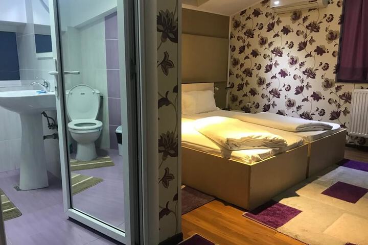 Room 32 of 65