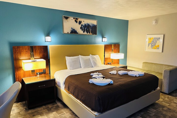 Deluxe Room 1 King Bed Pool View (2 of 13)