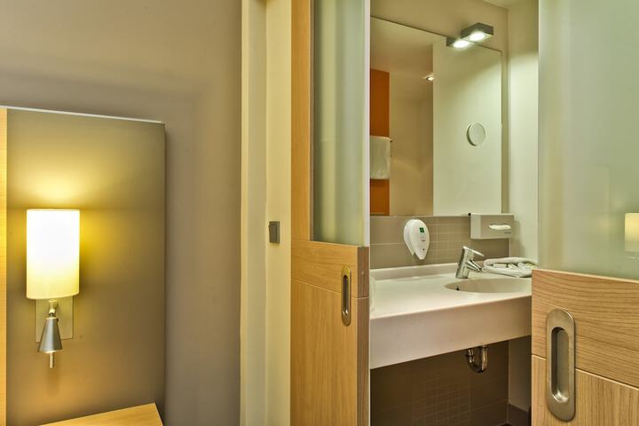 Room 16 of 34
