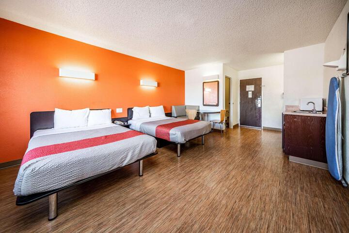 Room 13 of 115