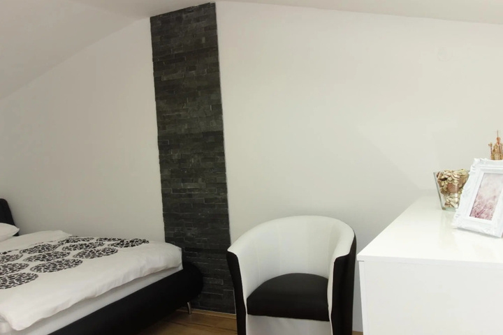 Room 4 of 17