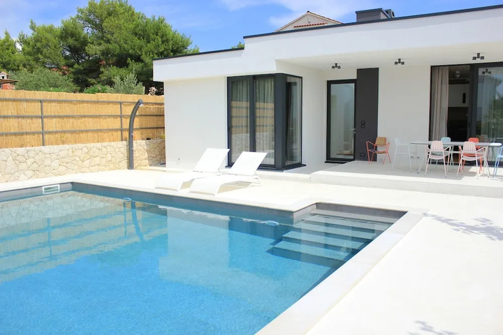 Pool 9 of 14