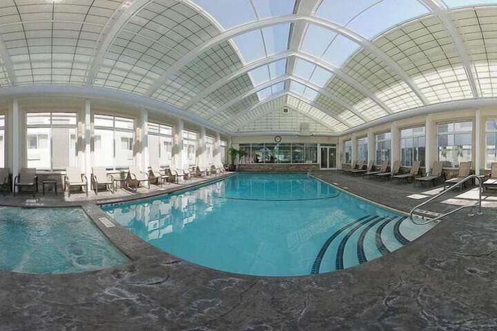 Indoor spa tub