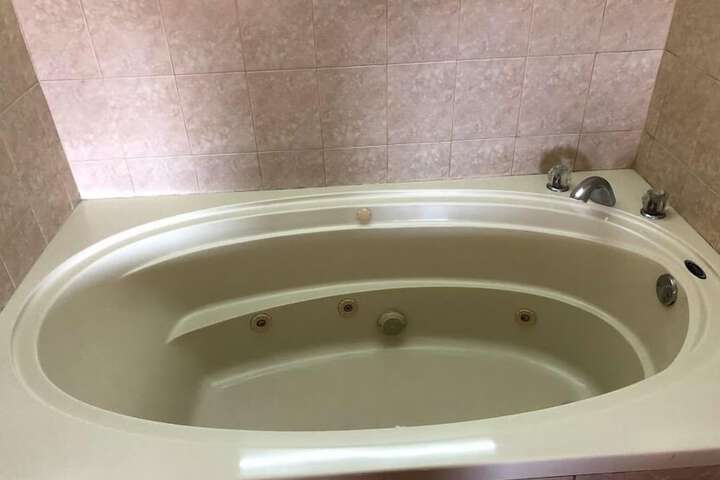 Jetted tub