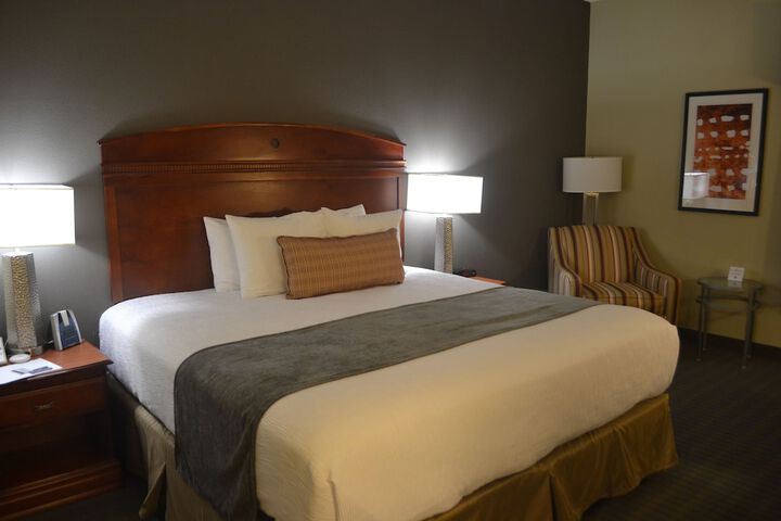 1 King Bed Microwave and Refrigerator Full Breakfast (14 of 17)