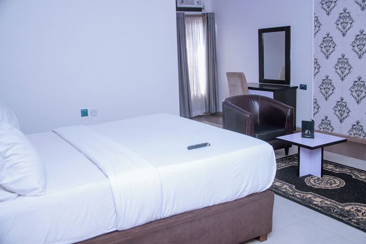 Room 9 of 32