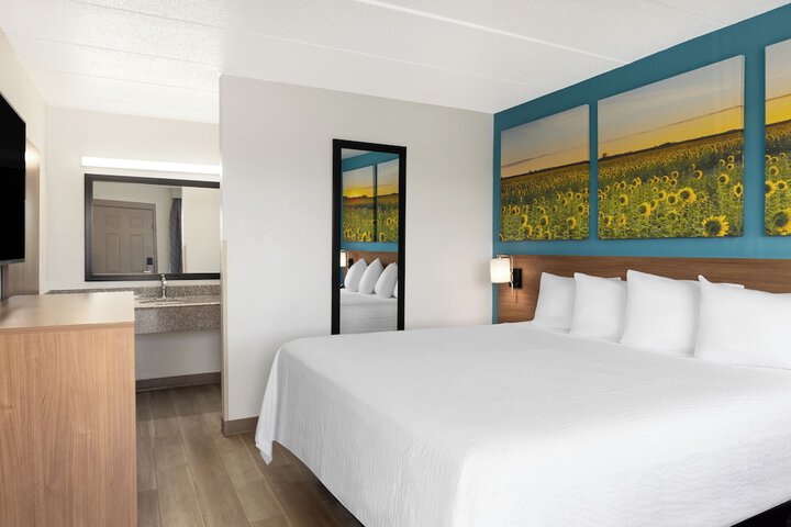 1 King Bed (2 of 19)