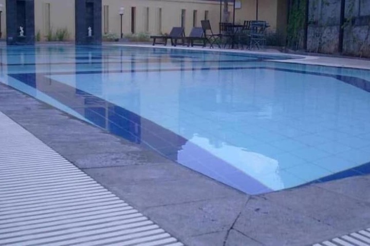 Hotel Pool