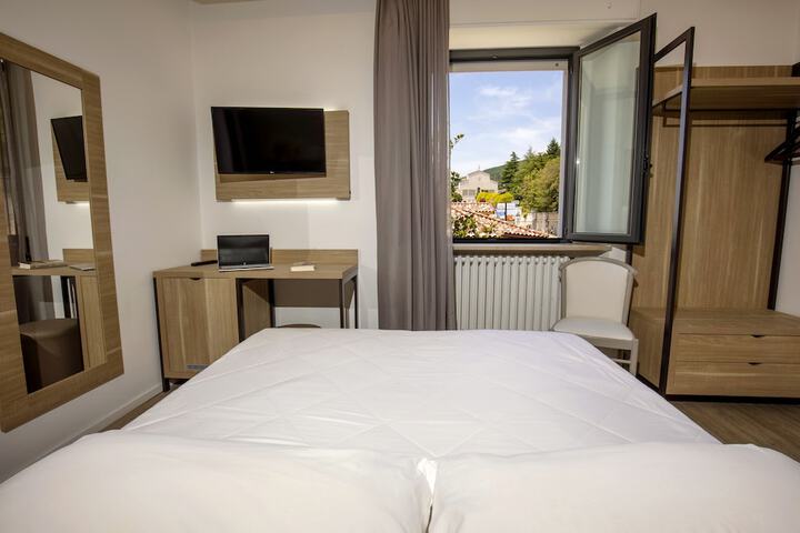 Room 9 of 31