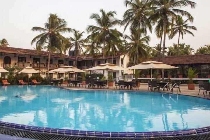 Hotel Pool