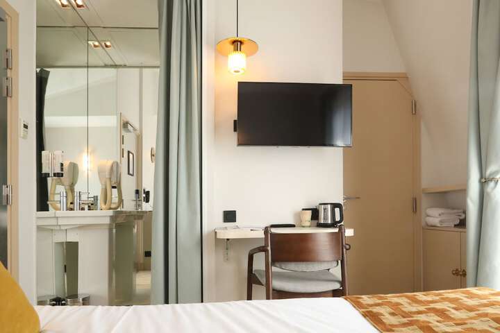 Room 13 of 46