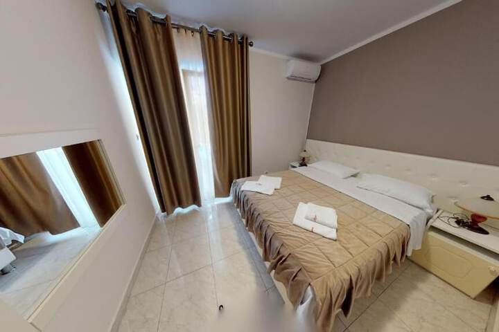 Room 2 of 63