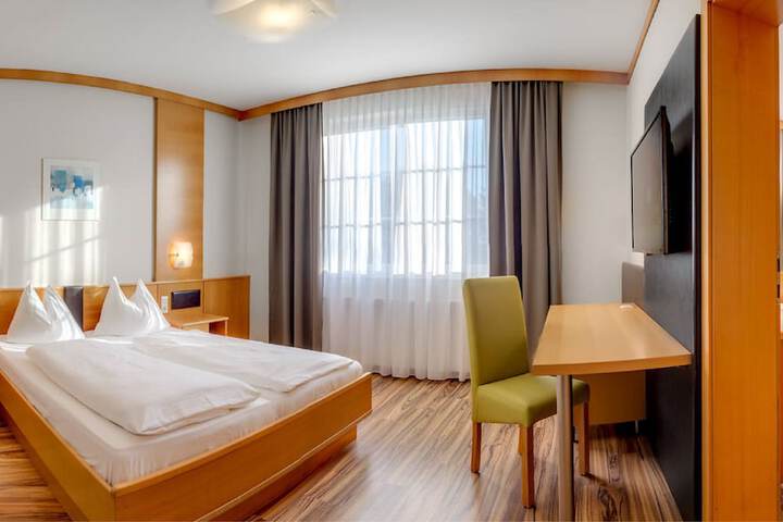Room 2 of 62