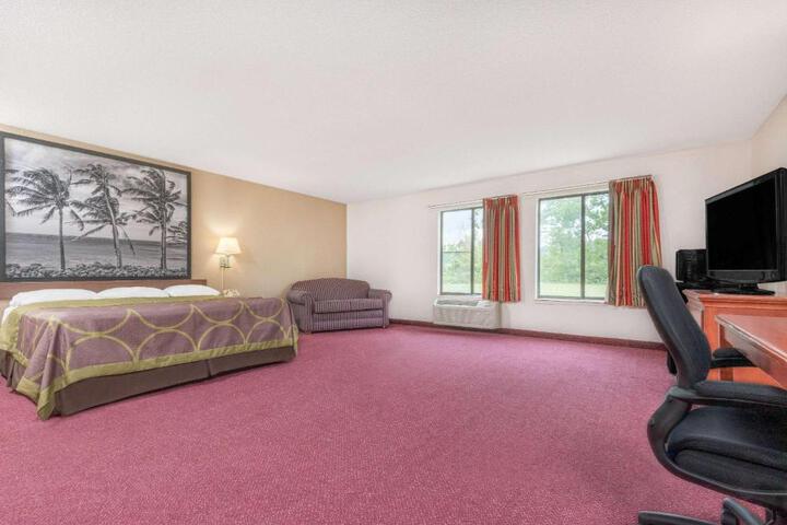 1 King Bed Deluxe Room (4 of 10)