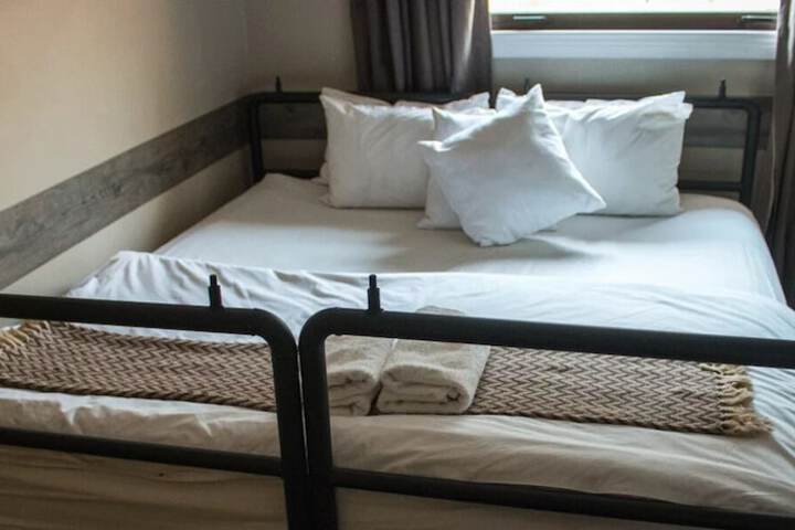 Room 2 of 150