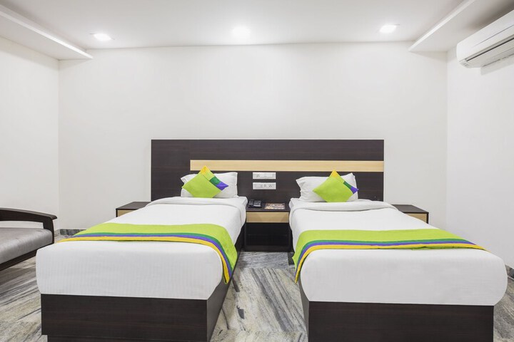 Room 10 of 32