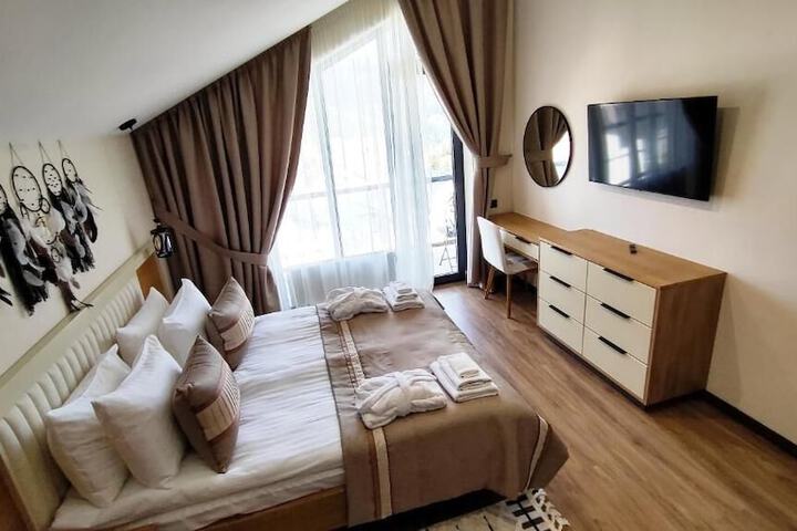 Room 5 of 102