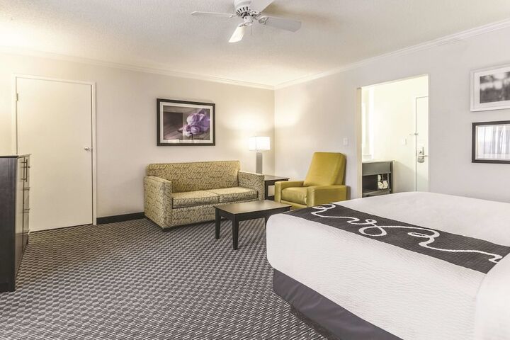 Deluxe King Bed (6 of 15)