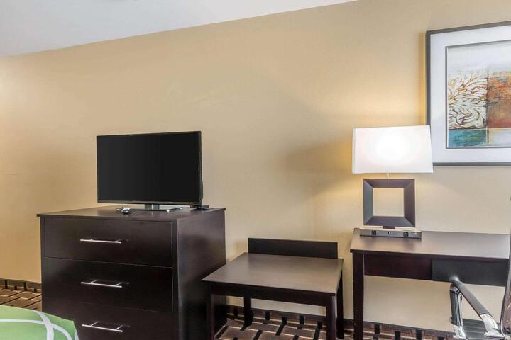 1 King Bed (5 of 7)