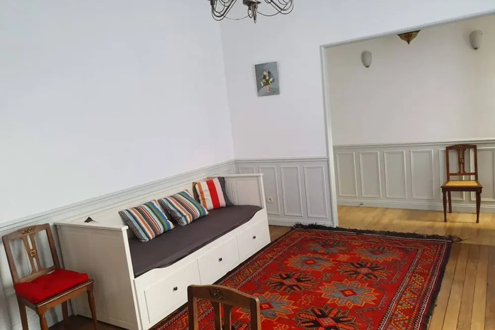 Room 4 of 9