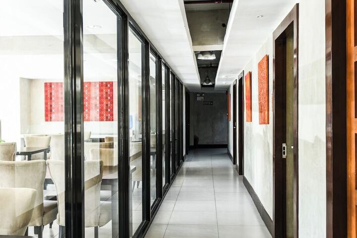 Ballroom/Hall 18 of 19