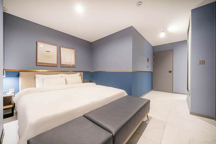 Room 3 of 28