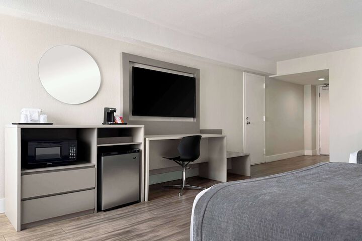 2 Queen Beds (20 of 21)