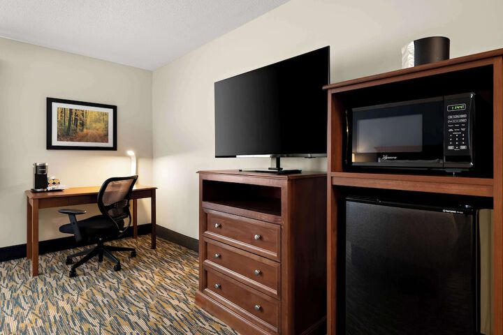 1 King Accessible Bathtub First Floor Microwave, Refrigerator WiFi Continental Breakfast (2 of 23)