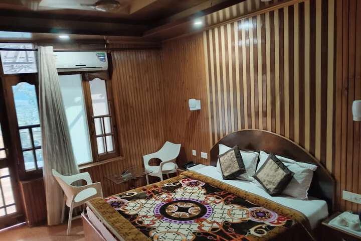 Room 9 of 15