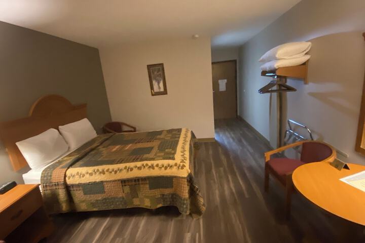 Room 5 of 106
