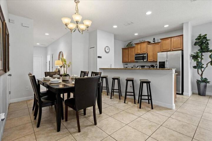 5 Bedrooms 4 Bathrooms Paradise Palms 8981 CP