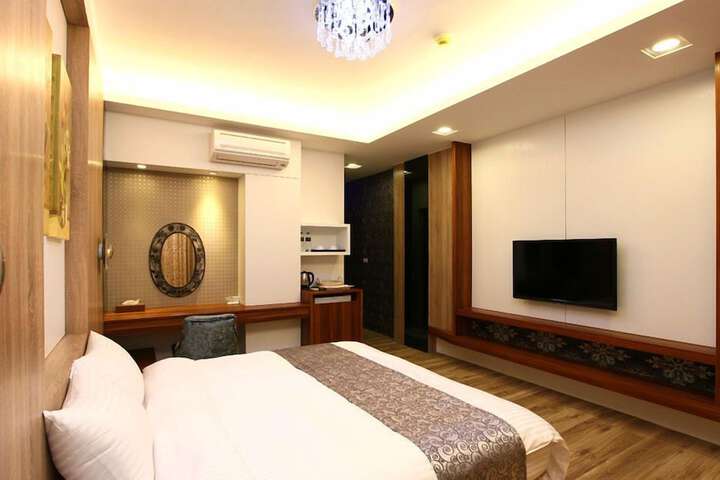 Room 13 of 30