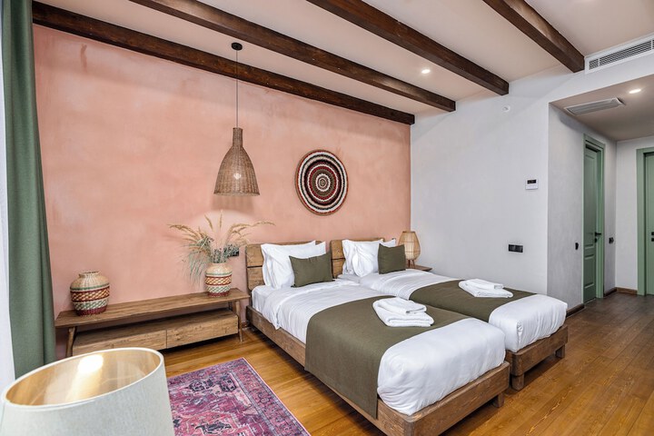 Room 3 of 72