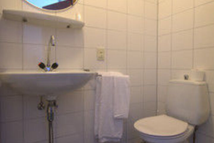 Room 3 of 48