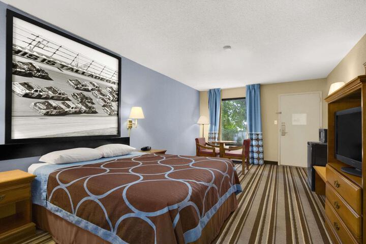 1 King Bed (2 of 4)
