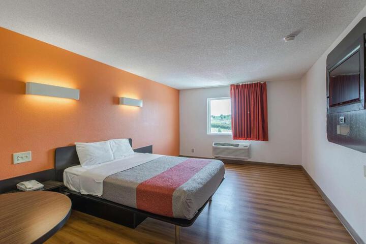 1 Queen Bed (1 of 7)