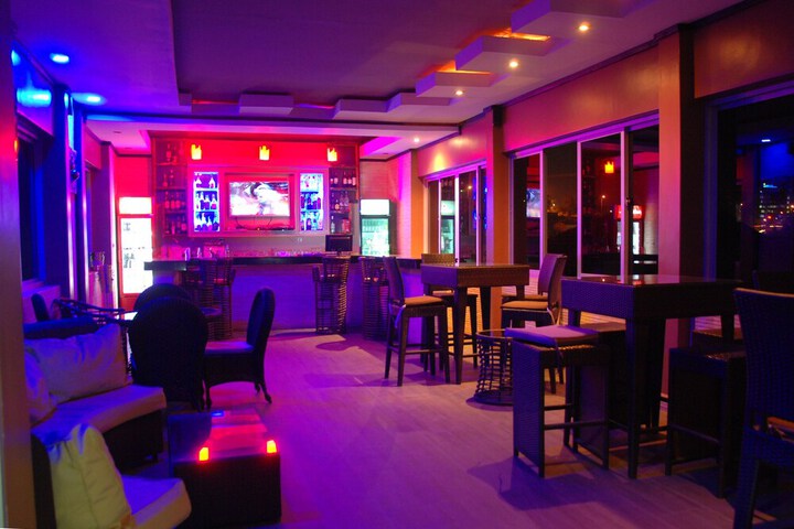 Lounge 92 of 99
