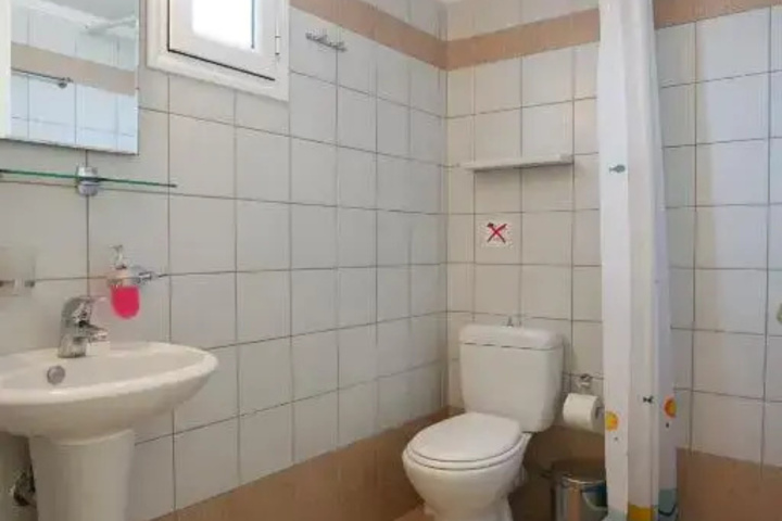 Room 7 of 9