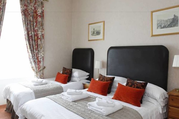Room 4 of 25