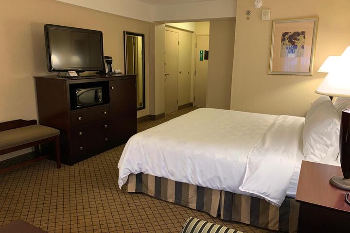 2 Queen Beds (2 of 7)