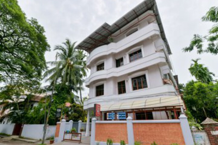 OYO 14948 Home Serene Stay Fort Kochi