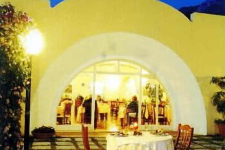 Dining 46 of 52