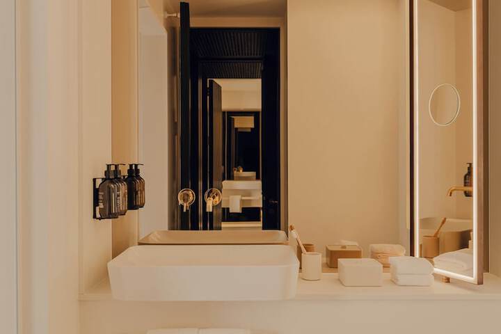 Room 27 of 102