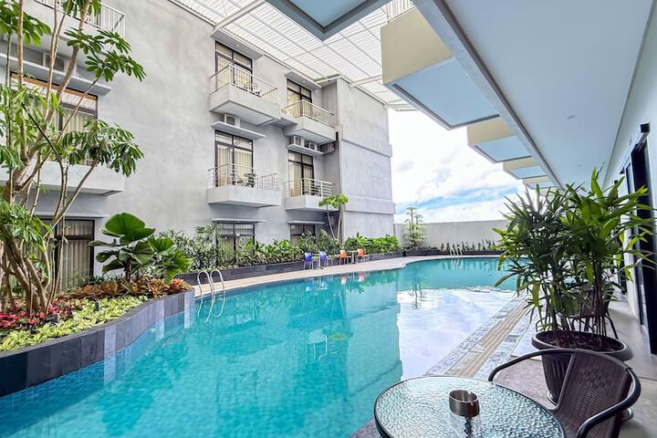 Hotel with Pool