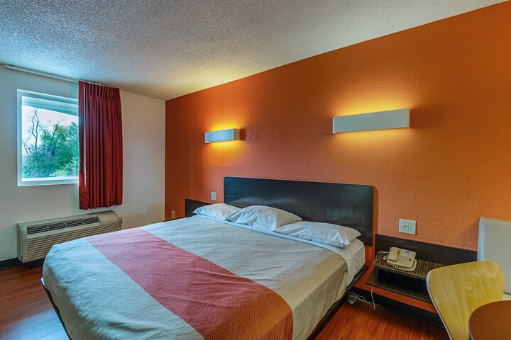 1 King Bed Micfridge (4 of 5)