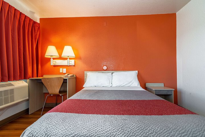 1 Queen Bed (2 of 23)