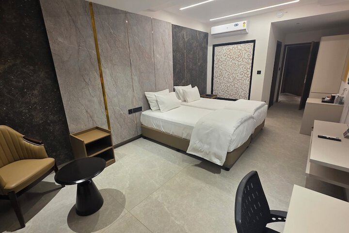 Room 10 of 31